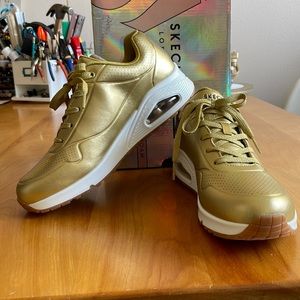 Sketchers NEW IN BOX  Gold US size 9.5 sneakers